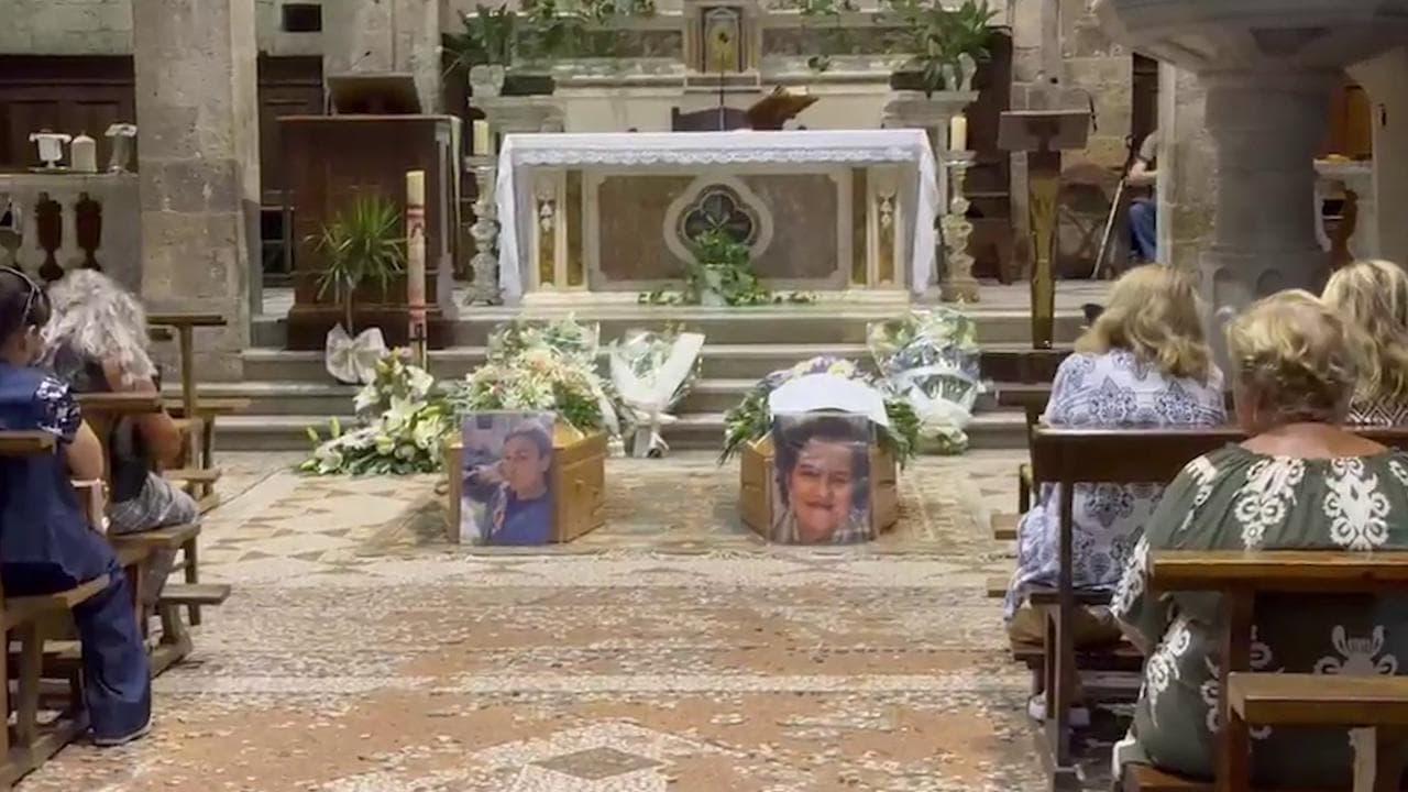 Camaiore, le bare di Kety Andreoni e Mirko Moriconi in chiesa poco prima del funerale