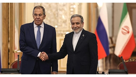 Lavrov a Teheran offre la mediazione russa mentre Trump elogia Putin