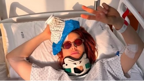 Noemi cade dal palco durante il concerto: paura e stop di quattro settimane