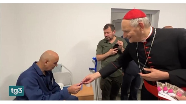 Il cardinal Zuppi in visita ai prigionieri russi a Leopoli: “La guerra finirà” - RaiNews