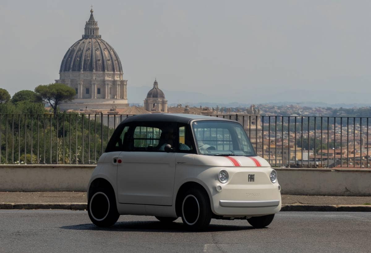 Topolino e Tris sbarcano in Vaticano: ecco la flotta elettrica firmata Fiat
