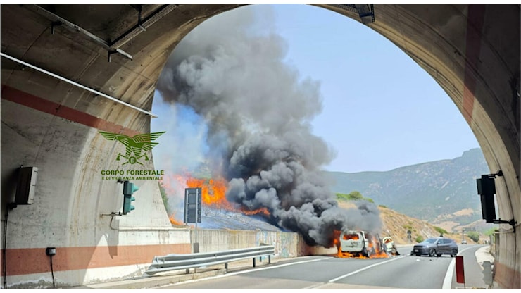 Incidente a Cagliari, un morto e 14 feriti: «Impatto violentissimo». Due auto in fiamme, scoppia un incendio - Corriere Adriatico