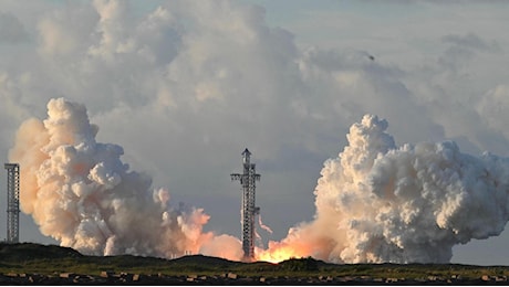 Starship raggiunge l'orbita ma il guasto al motore Raptor complica il calendario lunare della NASA