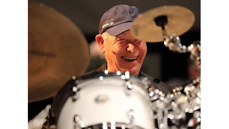 Gianni Cazzola muore sul palco del Gemia Swing Club di Busto Arsizio. Tullio De Piscopo: Il tuo ritmo resterà sempre nel cuore