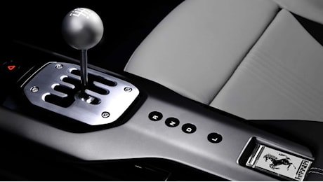 Ferrari 12Cilindri Manuale, l'inganno tecnologico che sembra un manuale