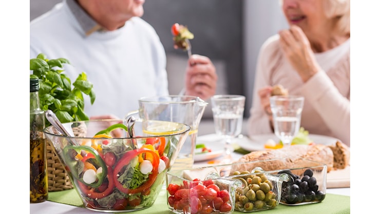 A tavola si può agire sull’invecchiamento anche dopo i 65 anni? - Fondazione Veronesi