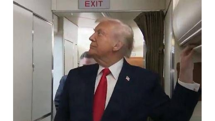 Trump colpito dalla porta del bagno sull'Air Force One: il video è virale - Adnkronos