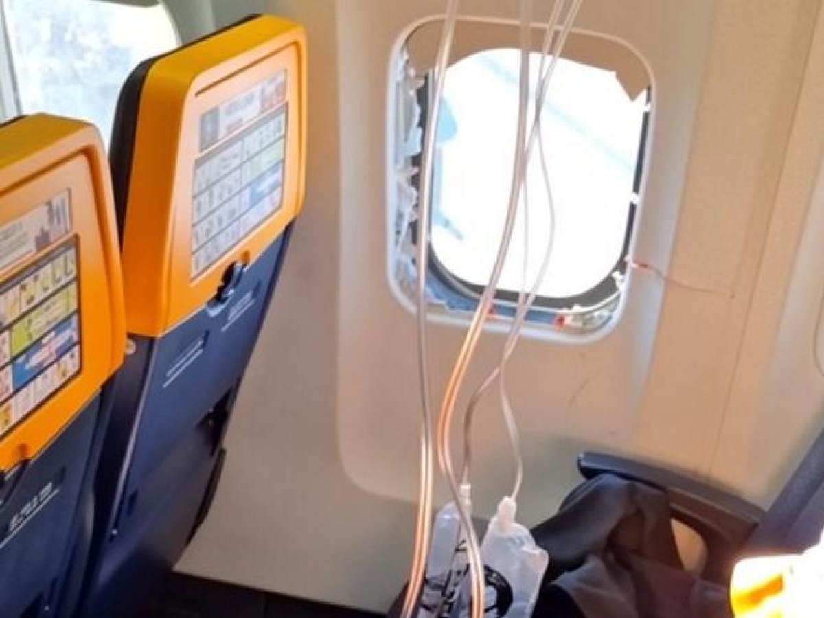 Incidente sul volo Ryanair, la Grecia cede la guida dell'inchiesta sul finestrino agli americani dell'Ntsb