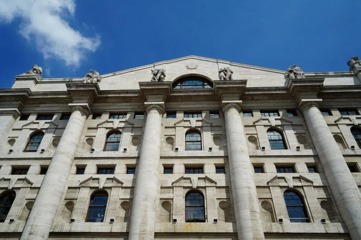Borse oggi in diretta | Ftse Mib sulla parità a 52.800 punti. Bene Prysmian, Fincantieri ed Eni. Vendite su Inwit