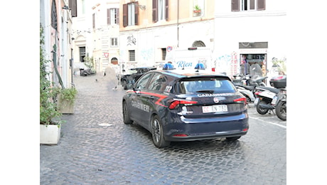 Trastevere, l’amica lo attira in un B&B e scatta la violenza