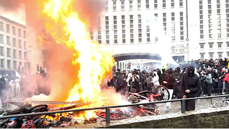 Scontri a Bruxelles: studenti e manifestanti contro l’austerità, la polizia usa lacrimogeni