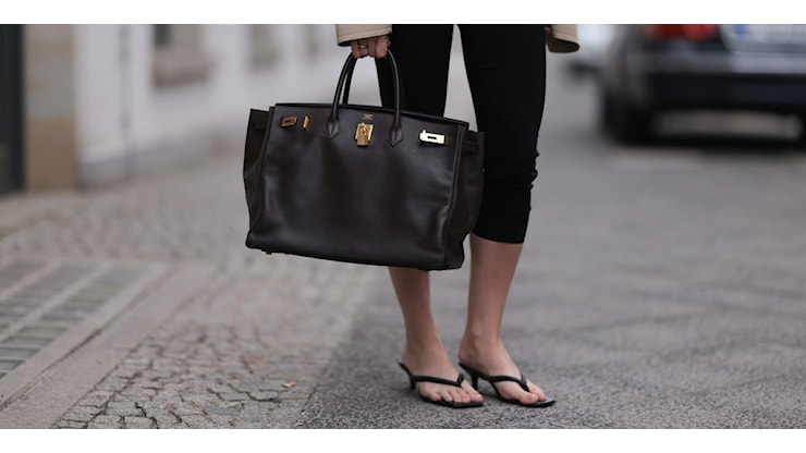 Si chiamano thong shoes e si indossano cosi: l'ultima ossessione estiva della moda - harpersbazaar.com