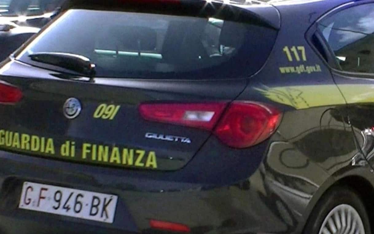 Napoli, scoperta falsa università: 500 lauree senza valore. Laurea honoris causa a Pippo Franco