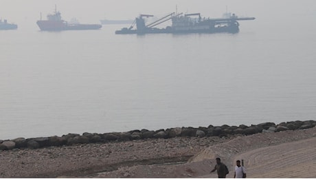 Petroliere colpite fuori Hormuz, Teheran estende gli attacchi e avverte Washington