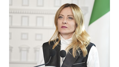 «Finchè la barca va lasciala andare» è la hit di Meloni. Cronaca semiseria di una maggioranza che traballa · LaC News24