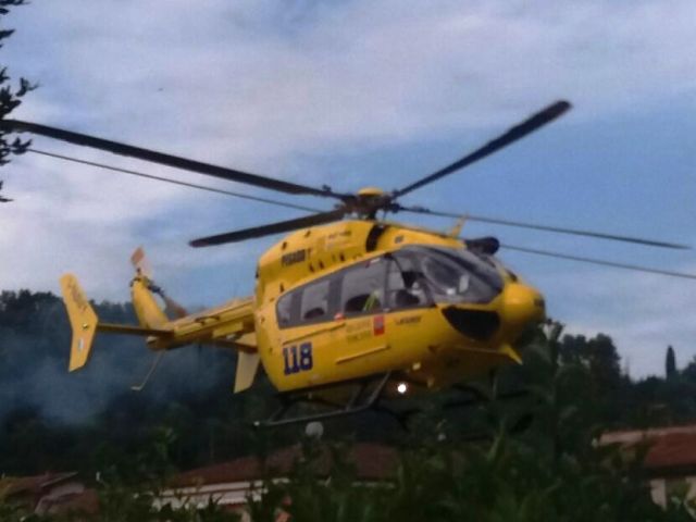 Colpito da una trave mentre è sul trattore, muore 65enne