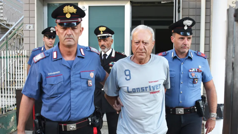 Uccide l'ex moglie, mette in guardia il figlio, poi in caserma fa scena muta