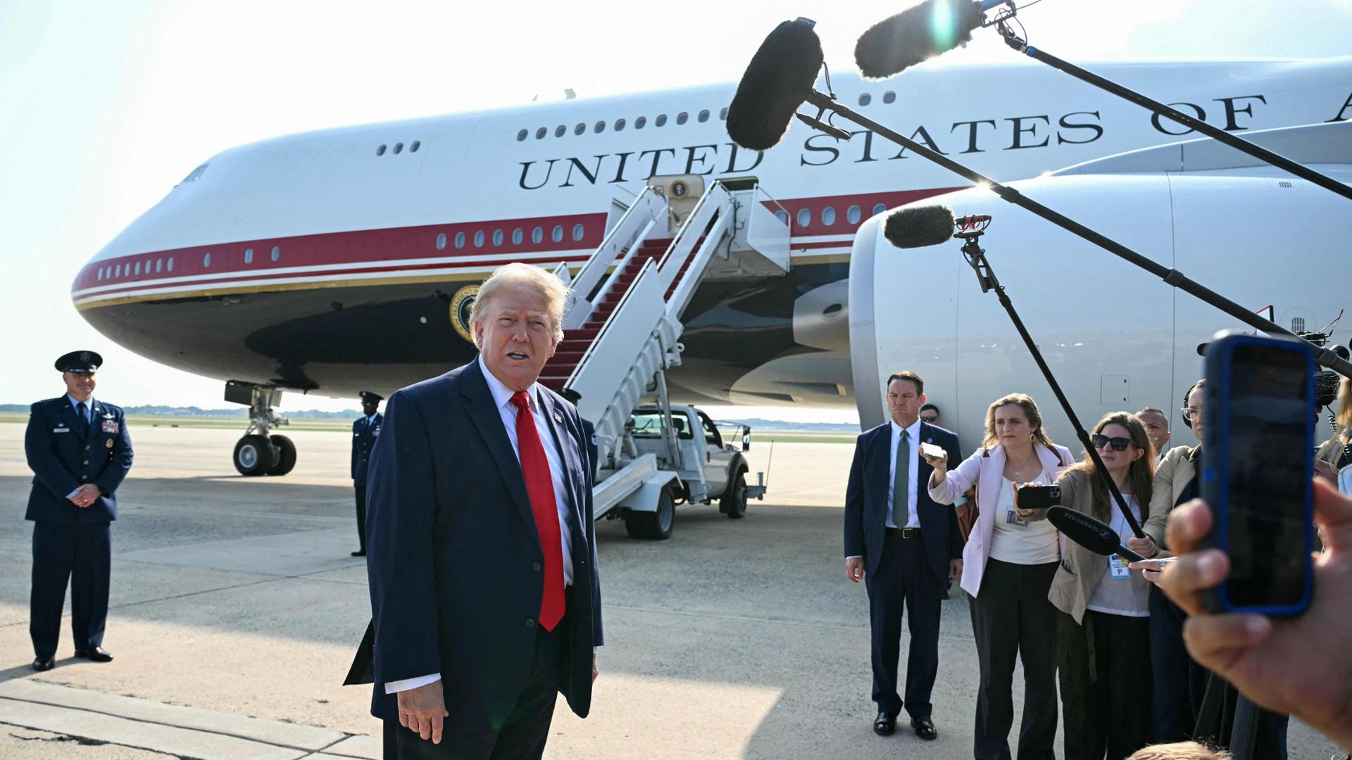 Trump e il giallo del nuovo Air Force One donato dal Qatar: ecco perché ha volato col vecchio aereo