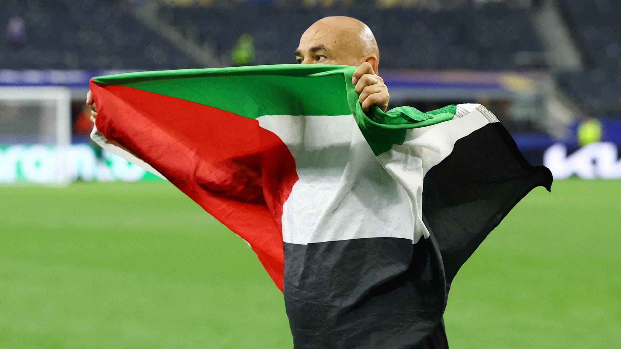 L’Egitto vince, Gaza irrompe in campo. Il ct Hassam mostra la bandiera palestinese