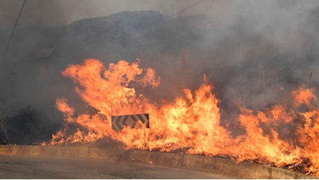 Emergenza incendi in Sicilia, fiamme vicino alle case: evacuati cento residenti a Santo Stefano Quisquina