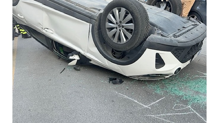 Auto si ribalta all’incrocio di viale della Libertà: traffico bloccato ad Aversa - Caserta Web