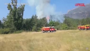 Francia, vigili del fuoco impegnati a spegnere incendi nel sud