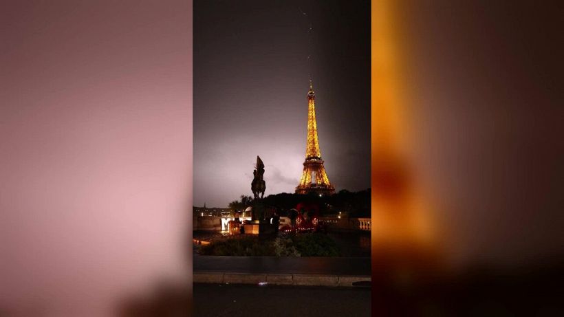 Il fulmine centra la Torre Eiffel: il video è incredibile