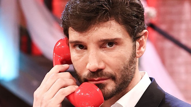 Affari Tuoi, De Martino lancia l'ultima sfida a Gerry Scotti: Siamo agli sgoccioli. Ma è Martina Miliddi l'asso della puntata - Libero