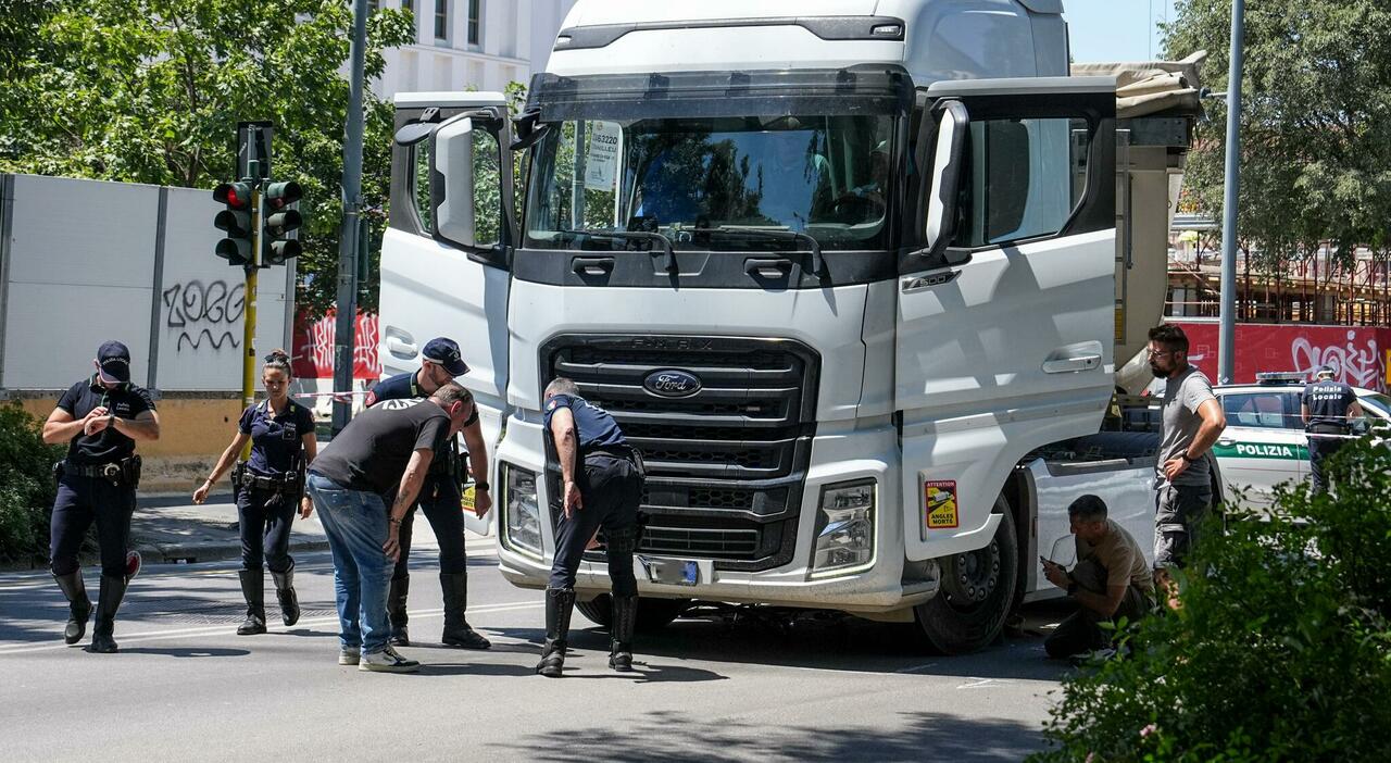 Camion gira a destra e travolge una ciclista: morta una donna in zona Fiera a Milano