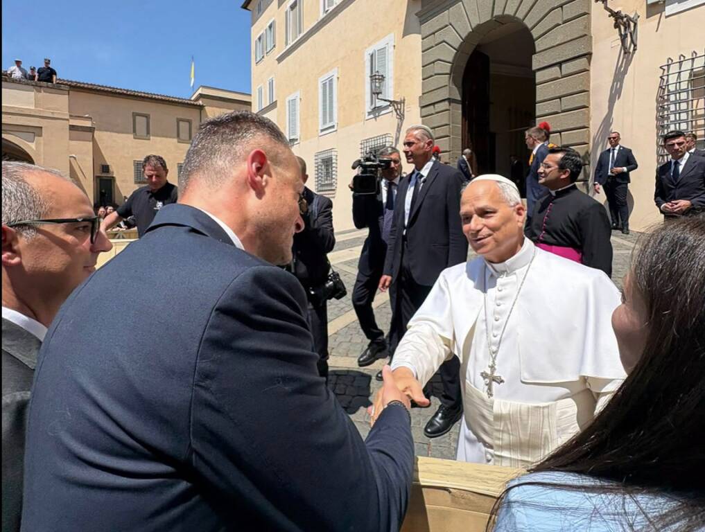 Castel Gandolfo, migliaia di fedeli per il primo Angelus estivo di Papa Leone XIV: presenti i Sindaci del territorio