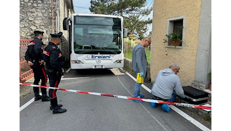 Fatiha El Afghani è morta a Terni cinque mesi dopo le martellate sul bus: per il marito l'accusa diventa omicidio