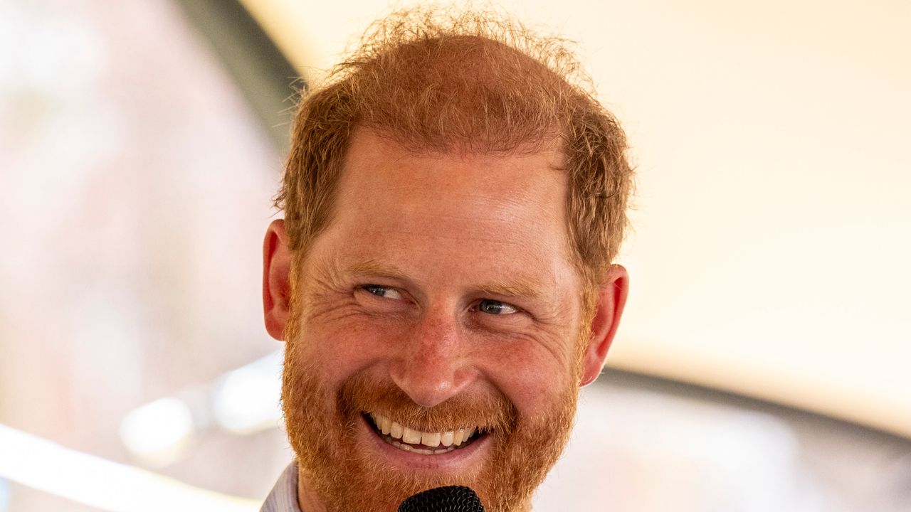 Il Principe Harry parla per la prima volta della sua stempiatura: «Qua sopra non succede granché»