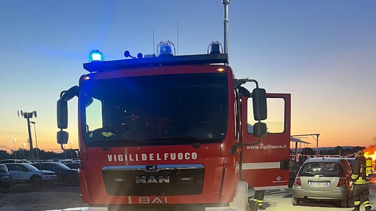 Amendolara, quattro cadaveri carbonizzati trovati in un'auto: sono migranti pakistani. Sarebbero stati uccisi - Corriere della Sera