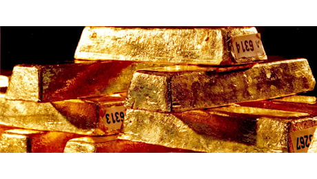Oro in caduta libera, quarto mese di ribassi: il dollaro forte e i tassi alti frenano il metallo giallo