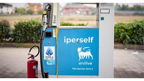 Carburanti, prezzi in calo di 19 centesimi in autostrada ma il gasolio resta 52 centesimi sopra il pre-confitto