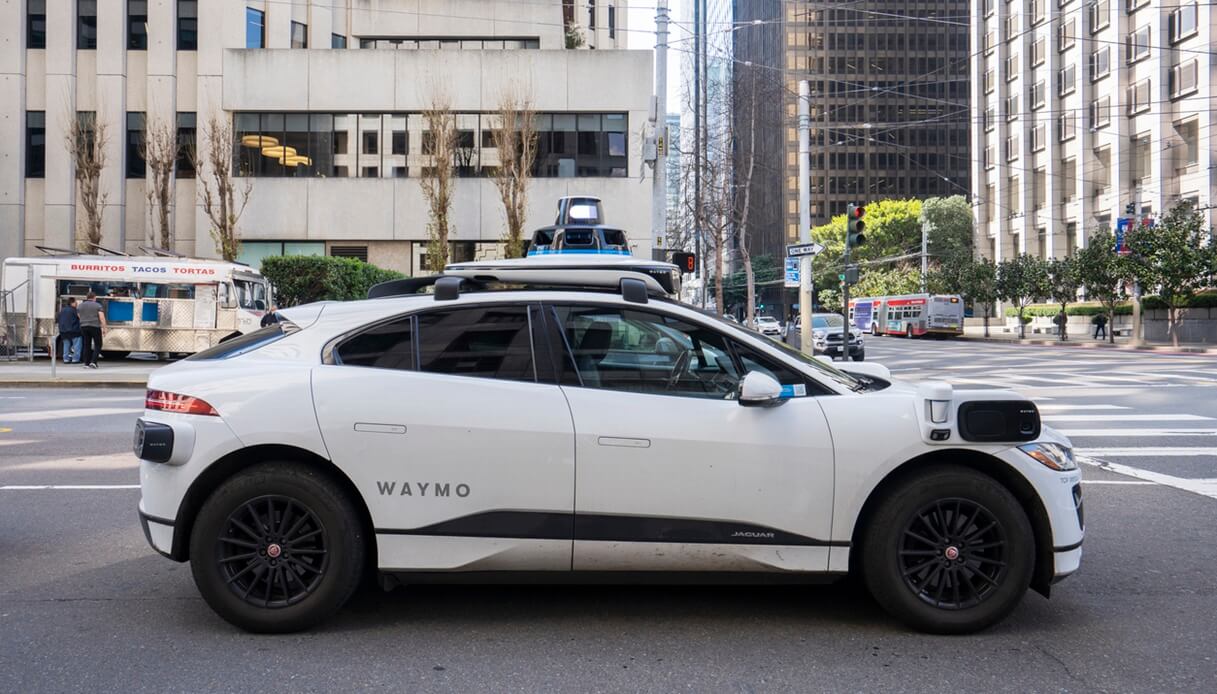 I robotaxi bloccano le ambulanze, il software di guida autonoma finisce sotto accusa