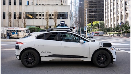 Robotaxi sotto accusa negli Usa: i bug nel software bloccano ambulanze e vigili del fuoco