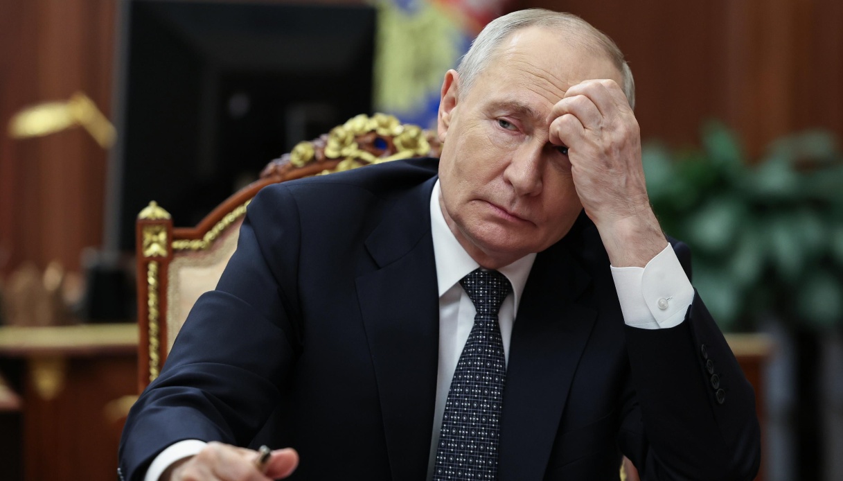 L’economia russa è in crisi, bancomat senza contanti e negozi chiusi: lo Stato non riesce a finanziarsi