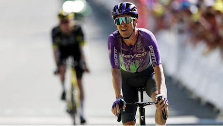 Il trittico alpino si apre con Schmid secondo dietro solo a Carapaz