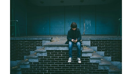 Adolescenti e social media: più connessi, ma sempre più soli