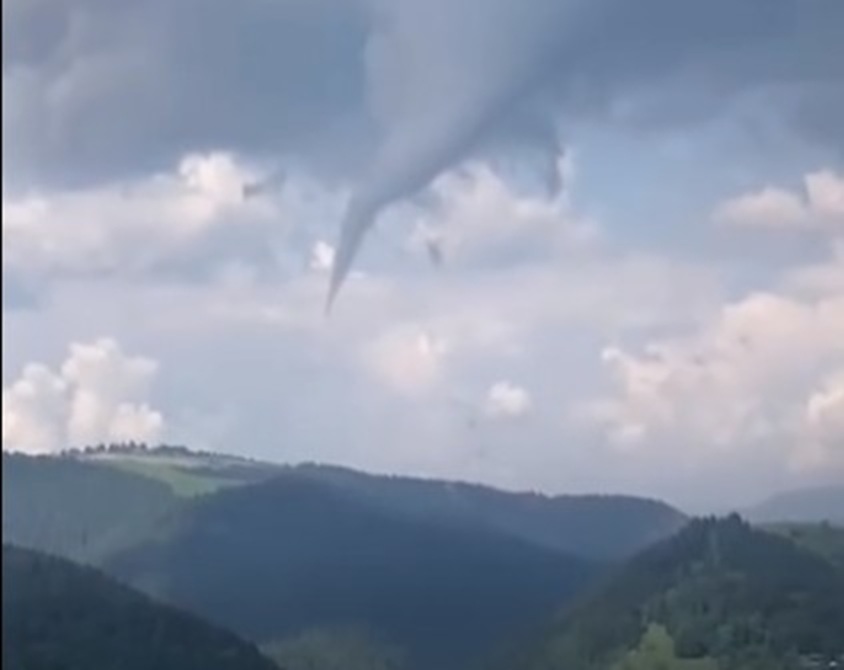 Tromba d’aria in Altopiano. Il vento scoperchia Malga Spill. Video