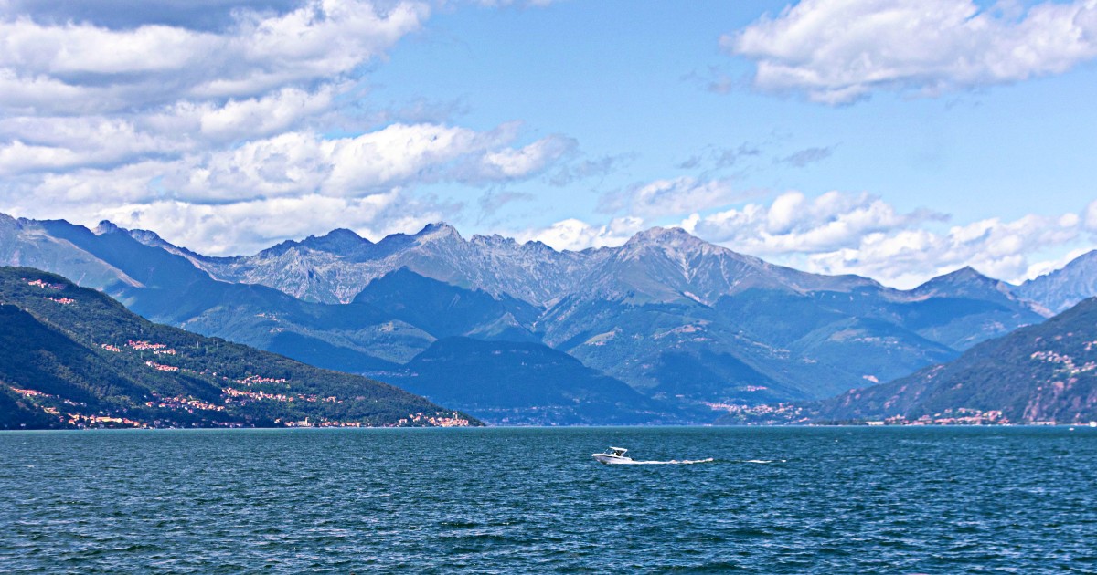Si tuffa nel lago per rinfrescarsi e non riemerge più: nonno 65enne muore nel lago di Como, a lanciare l’allarme i nipotini