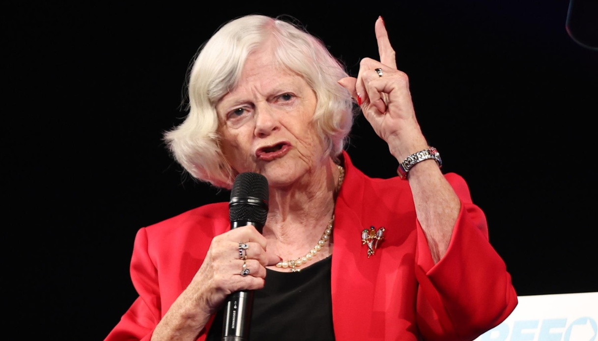 Ann Widdecombe ex ministro britannico trovata morta in casa con gravi ferite, si indaga per omicidio