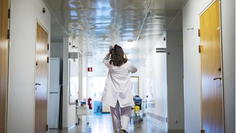 Medici in fuga dagli ospedali pubblici: nel 2025 le dimissioni superano i pensionamenti