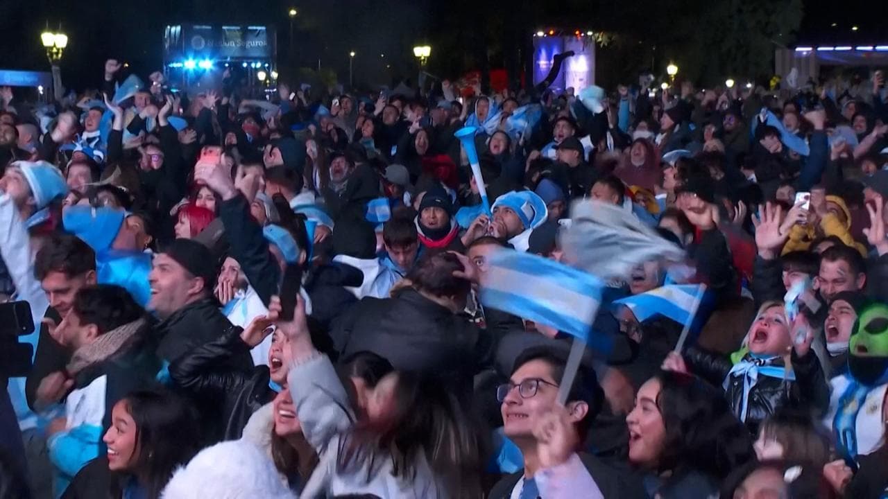 Mondiali: Argentina in piazza, l'esultanza per i gol contro la Svizzera e la festa sfrenata