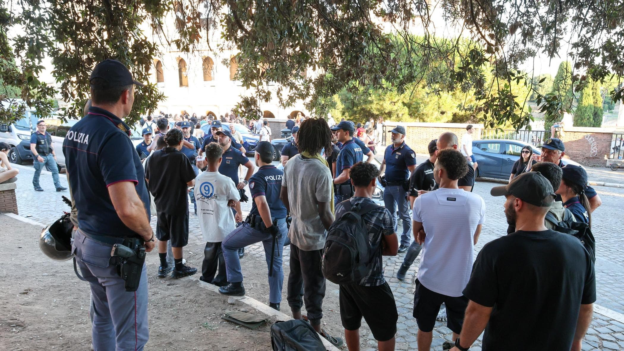 Stretta al Colosseo contro i “maranza”. Identificate 350 persone, 10 arresti