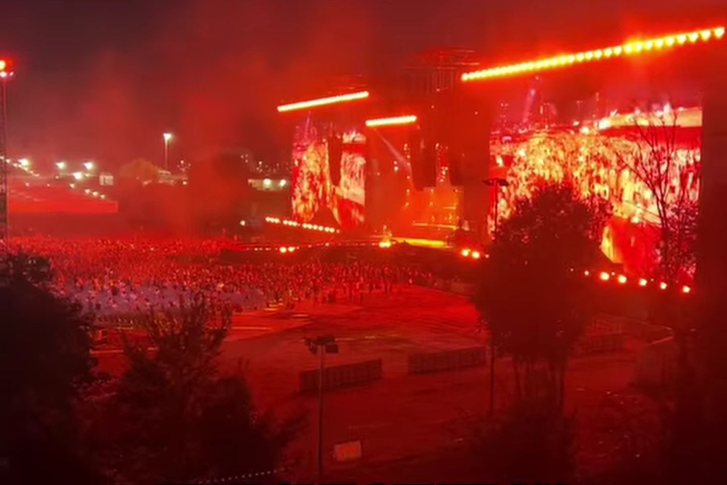 Le prove generali del concerto di Ultimo a Tor Vergata dal balcone di un residente. Anteprima di un successo