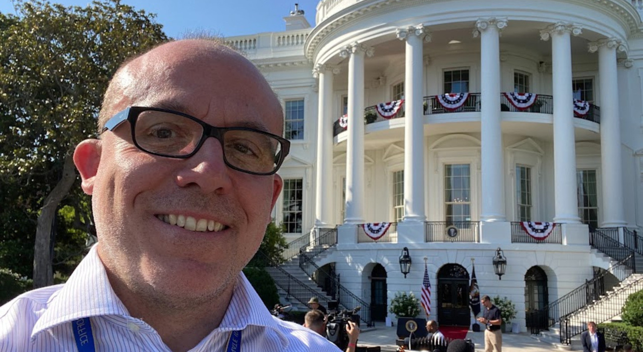 Daniele Compatangelo, morto a New York il giornalista di La7. A lui Trump disse: «Meloni mi ha implorato per una foto»