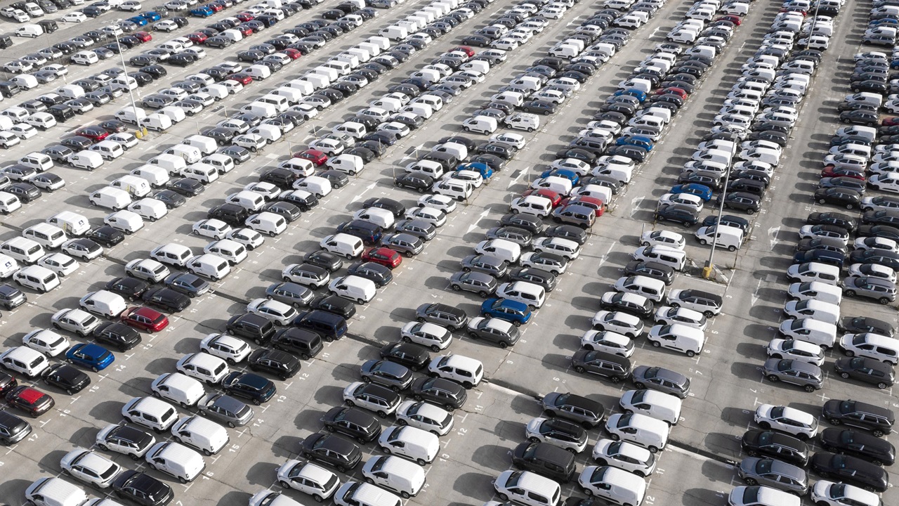 La Cina accelera sull'auto: un nuovo modello al giorno mentre il mercato interno frena