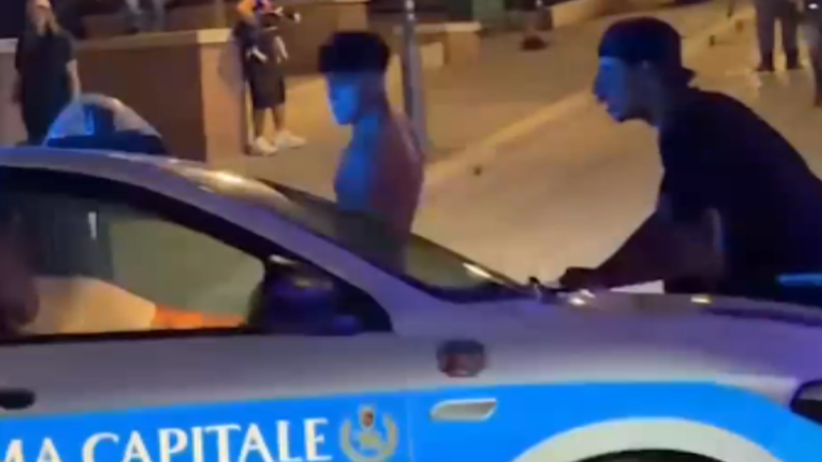 Polizia Locale assaltata davanti al Colosseo dai maranza: turisti sotto shock